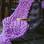 Coperta lilla realizzata in filato grosso lavorato a mano