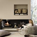 Soggiorno scandinavo con cuscini da pavimento