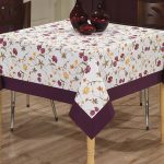 Tovaglia con bordo viola per tavolo quadrato