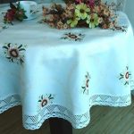 Tovaglia con ricami ed elementi decorativi lungo il bordo
