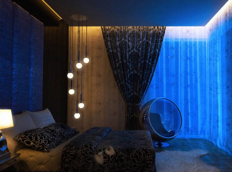 Illuminazione di una nicchia con cornice nascosta nella camera da letto