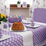 Combinazione di colori bianco e lilla per decorare una tavola festiva