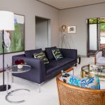 Soggiorno moderno con disposizione simmetrica classica di cuscini decorativi