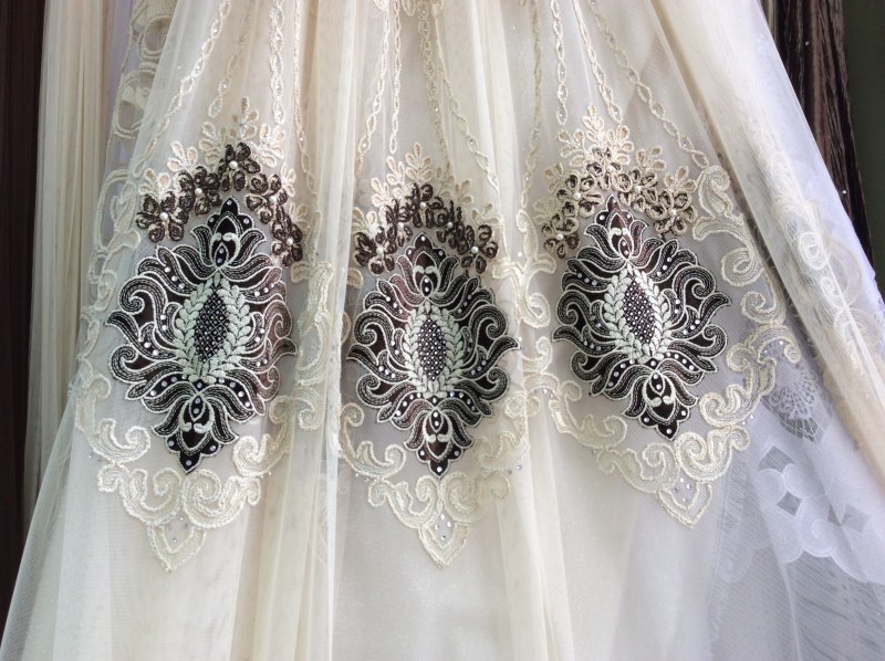 Strass su tulle turco con ricamo