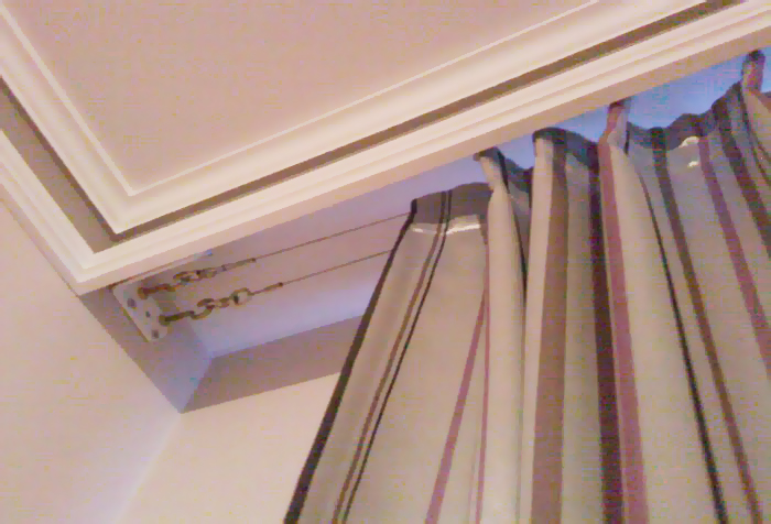 Cornice a corda in una nicchia del soffitto