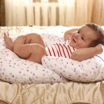 Questo cuscino aiuterà le giovani mamme a prendersi cura del loro bambino in modo più semplice.
