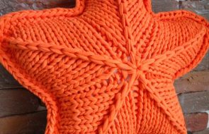 Cuscino a forma di stella arancione