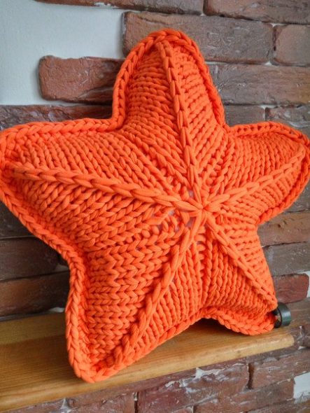Cuscino a forma di stella arancione
