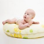 Questo cuscino può essere utilizzato non solo per nutrire il bambino, ma anche per giocare.