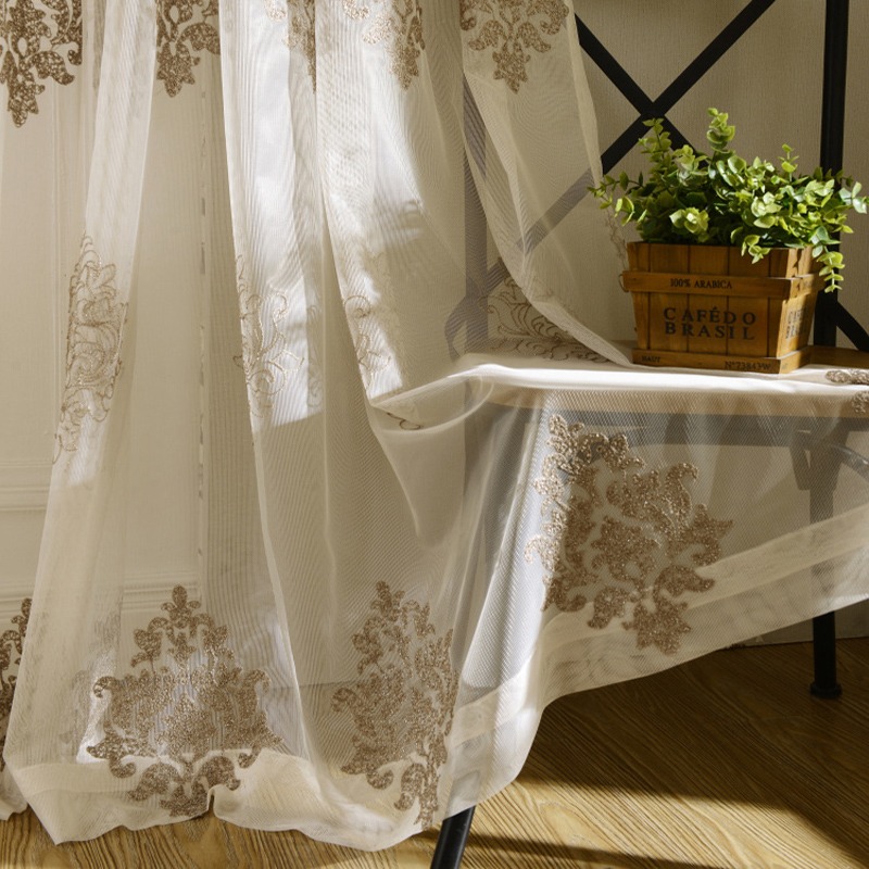Monogrammi su tulle realizzati in Turchia