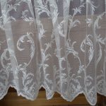 Ricamo traforato su tulle bianco