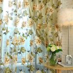 Finestra della camera da letto con tulle floreale