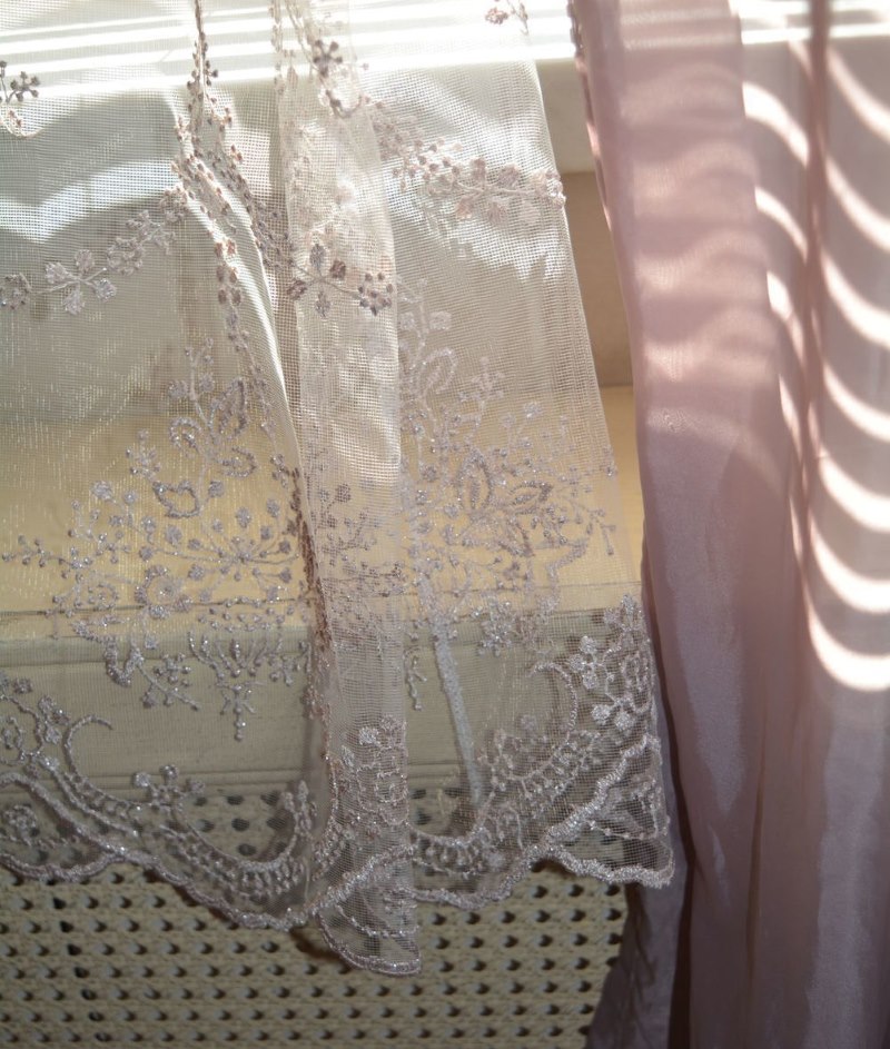 Ricamo a mano su tessuto di tulle