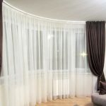 Tulle bianco abbinato a tende nere