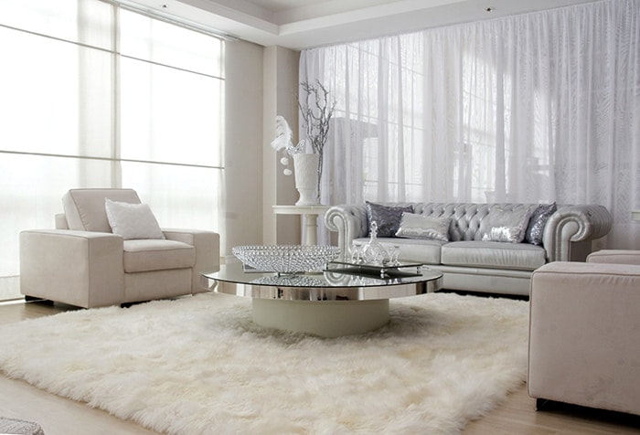 Interno del soggiorno moderno con tulle bianco