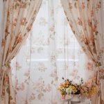 Decorazione della finestra con tulle e fiori