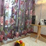 Tulle con grandi fiori sulla finestra del soggiorno