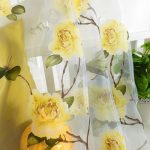 Fiori gialli su una tenda traslucida