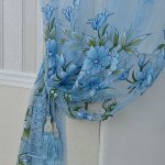 Bellissimo tulle con fiori nei toni del blu