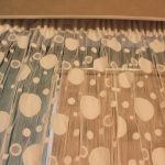 Tulle leggero con cerchi sulla cornice della camera da letto