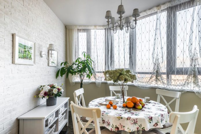 Tavolo da pranzo in cucina in stile provenzale