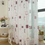 Decorare una finestra del soggiorno con tulle a quadrati