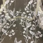 Ricamo su tulle a forma di uccelli