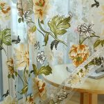 Ornamento floreale su tulle sottile