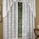 Decorazione della finestra con tulle e cucito