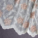 Bellissimo cucito su tessuto di tulle