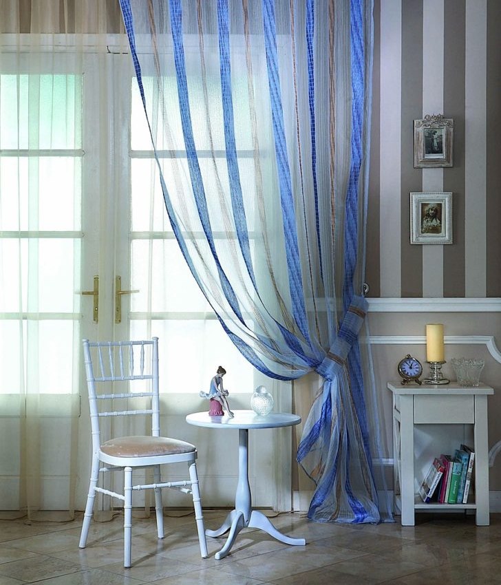 Tulle a righe con ricamo sulla finestra del soggiorno in stile provenzale