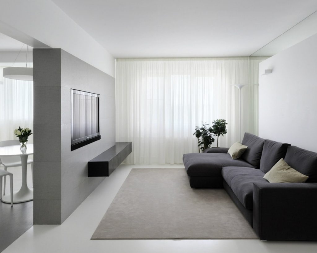 Tulle leggero sulla finestra del soggiorno in stile minimalista