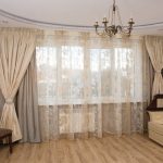 Foto di una finestra nell'ingresso con tulle traslucido