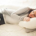 Un cuscino comodo aiuta una donna incinta a riposare comodamente