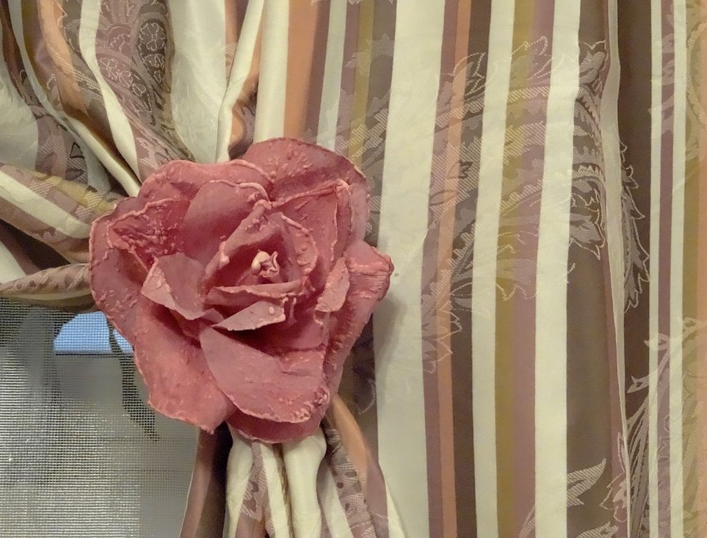 Bellissimo fiore su una tenda di tulle