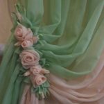 Fermatende per tulle traslucido con fiori