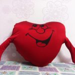 Cuscino a forma di cuore sorridente