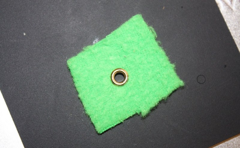 Foto di un occhiello installato a mano