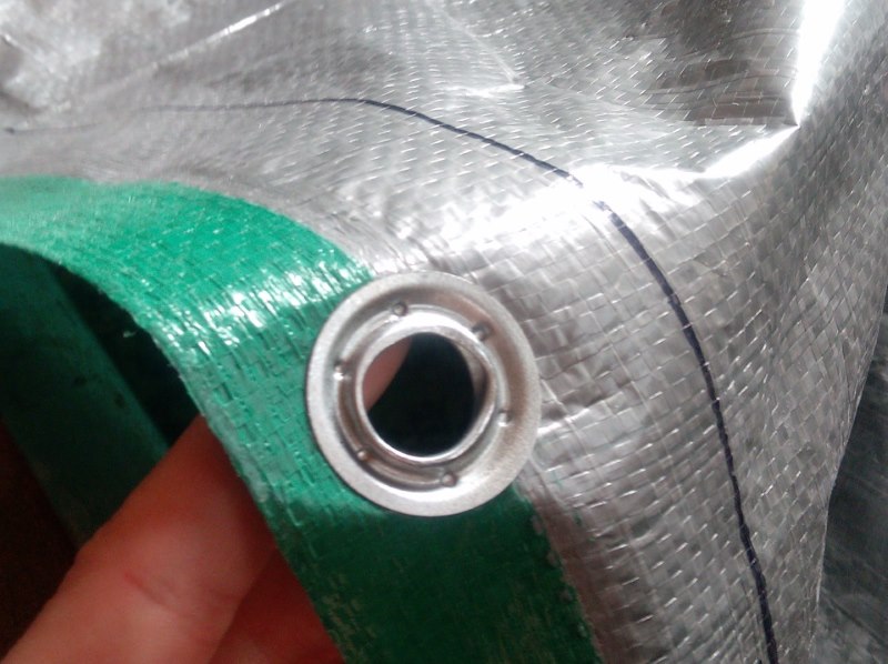Occhiello fai da te installato su tessuto verde