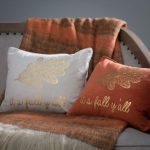 Cuscini decorativi accoglienti con scritte
