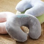 Cuscini in velluto di diversi colori per l'alimentazione
