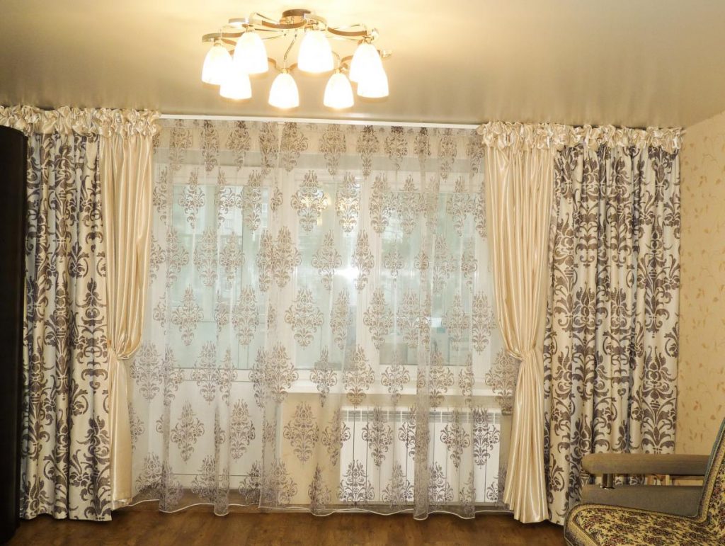 Tulle con monogrammi all'interno del soggiorno di una casa a pannelli