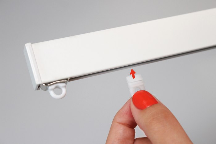 Installazione di un passante in plastica in una scanalatura di una cornice in alluminio