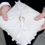Cuscino ad anello lavorato a maglia di Biancaneve