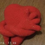 Cuscino lavorato a maglia con cuore e mani