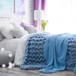 La coperta blu lavorata a maglia può essere utilizzata come copriletto e come coperta
