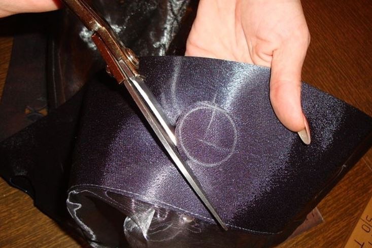Tagliare un grande buco in una tenda con le forbici