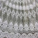 Ornamento in pizzo su tulle bianco