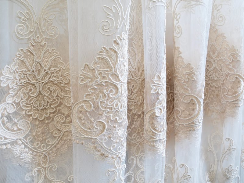 Bellissimo ornamento su tulle turco