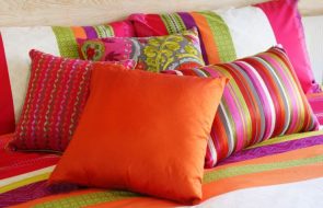 Cuscini decorativi luminosi nell'interno della camera da letto